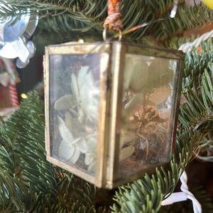 Elegant Gold Framed Floral Ornament